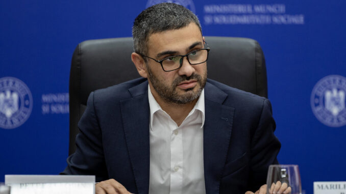 Petre-Florin Manole, primer ministro gitano de Rumanía, durante una rueda de prensa oficial